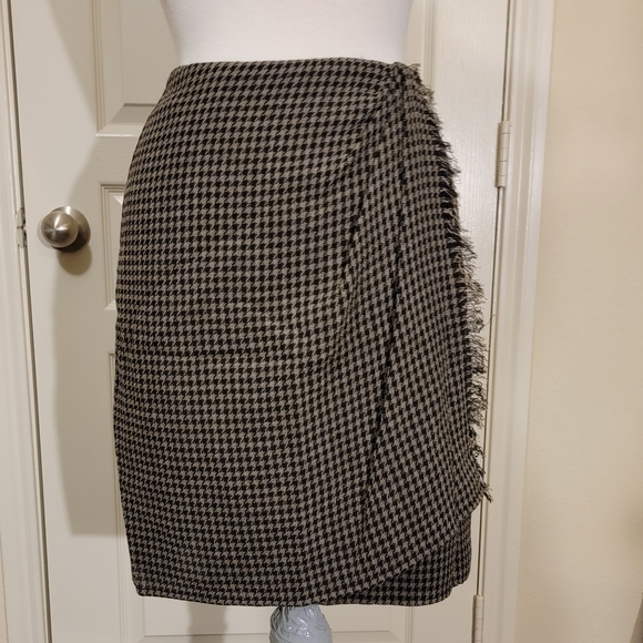 Emanuel Ungaro Dresses & Skirts - Emanuel Ungaro black and cream wool wrap frayed skirt